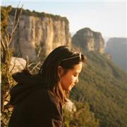 Sóc l'Aina Armengol, nascuda el 1999. Dissenyadora gràfica i fotògrafa, actualment, visc a Girona.
He estudiat el cicle formatiu de disseny gràfic 2020, i el de fotografia 2021 a l'Escola d'Art d'Olot.
He treballat com a dissenyadora a Winihard Gràfics